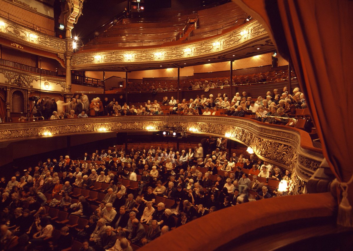 Ленком основная сцена. Театр ленком зал бельэтаж. Театр ленком марка захарова зал. Моссовета (театр моссовета). Ленком зал.