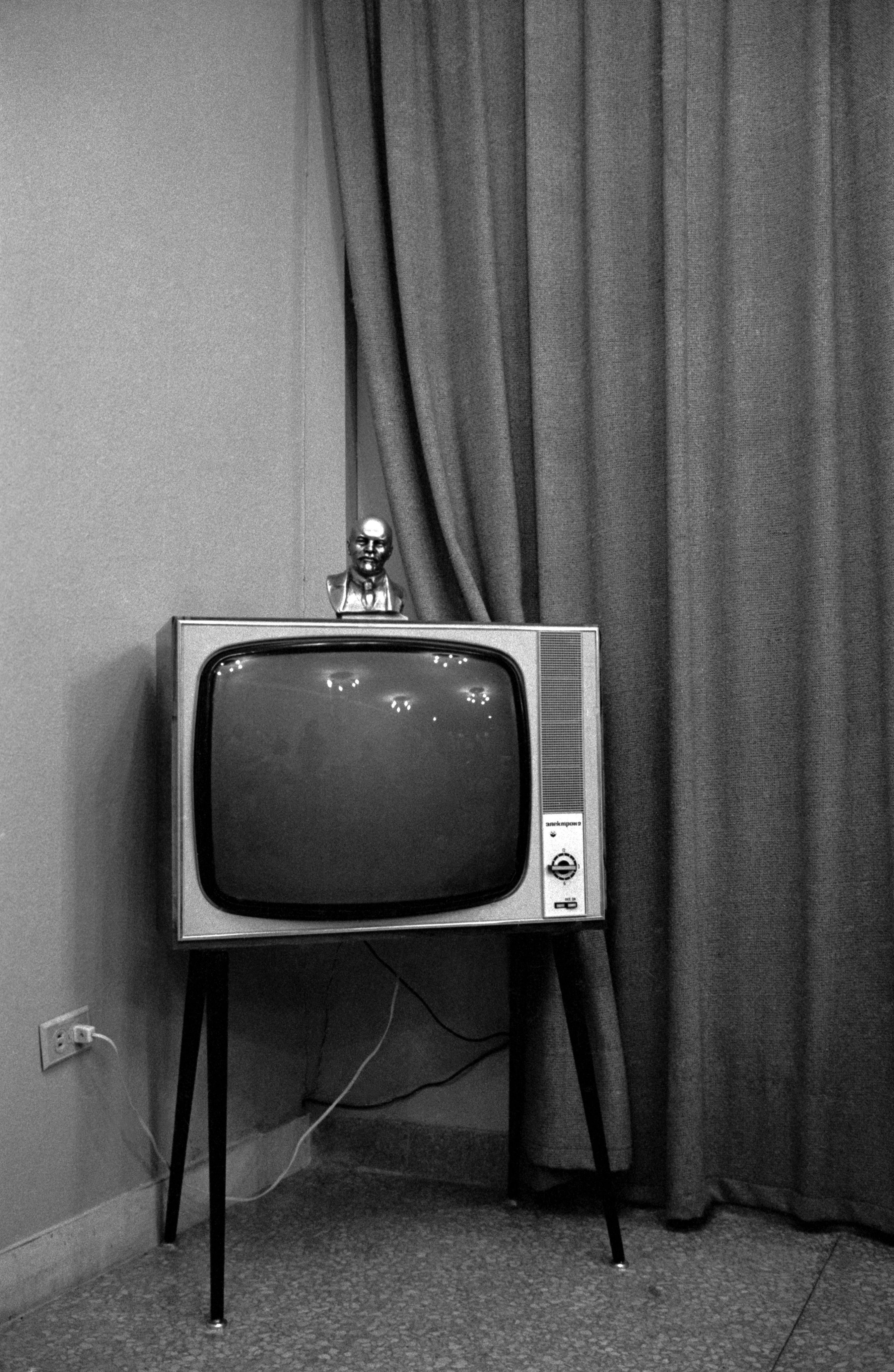 X 上的Magnum Photos：「Today we celebrate 90 years of #TV which was 1st publicly demonstrated by John Logie Baird on 26 January 1926. https://t.co/0EPSJNGf4z」 / X