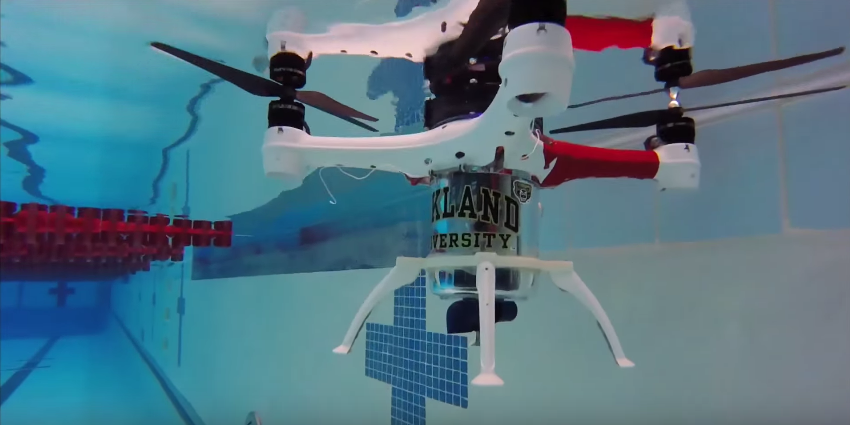BusinessInsider's tweet photo. This adaptable drone can fly, dive, and swim https://t.co/jb4p289vvB https://t.co/gTZQGuMfpa
