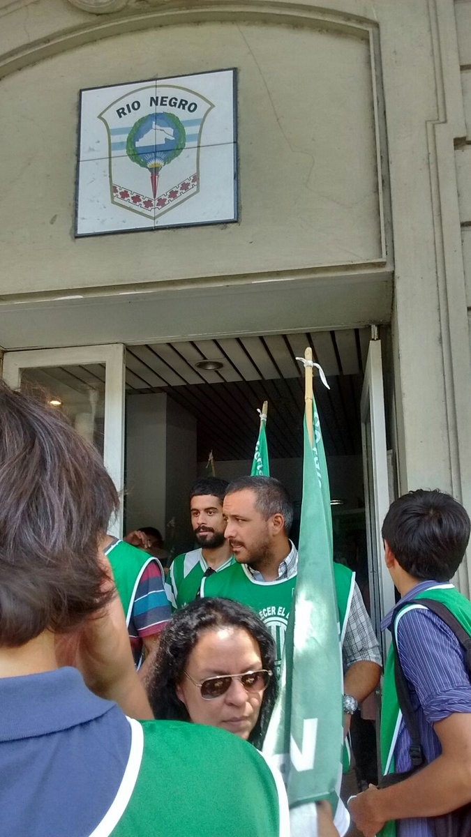 latepaternal's tweet photo. Detuvieron al Secretario General de ATE Rio Negro, Rodolfo Aguiar
https://t.co/7BFBHacTZS https://t.co/vavJmUl13W