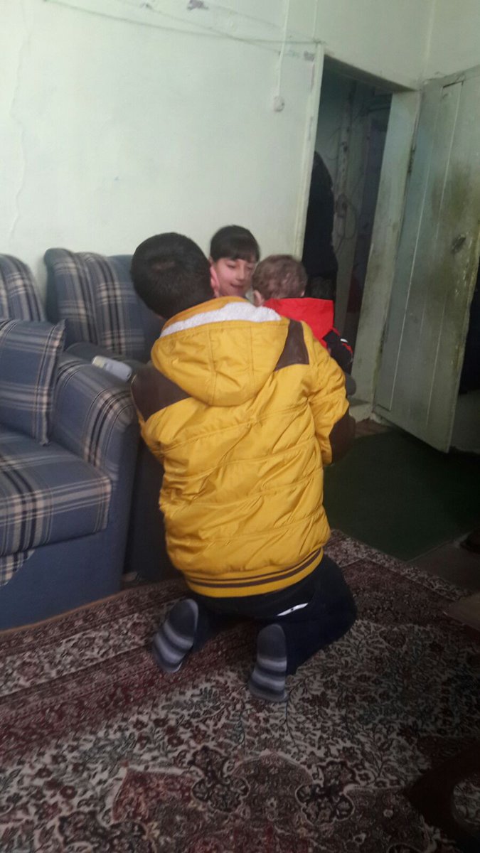 aksvslise's tweet photo. Muminmumininkardesidir suriyeliaileleleri ziyaretettikihtiyaçlarıiçinçalışmaya başladık calmadigimiz kapı kalmiyacak https://t.co/lG82tOW2NV