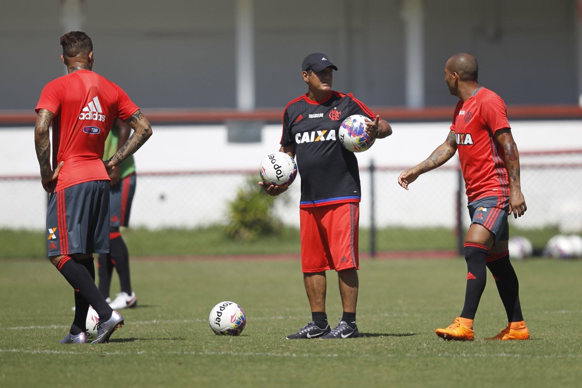 Após discussão com Emerson Sheik, Muricy deixa o Flamengo