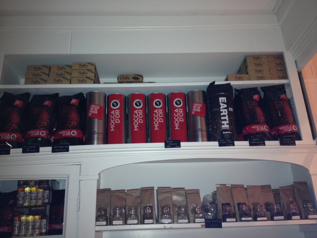 Nu ook 7 soorten koffiebonen in assortiment. 1 kg €19,95. 250gr €4,45.