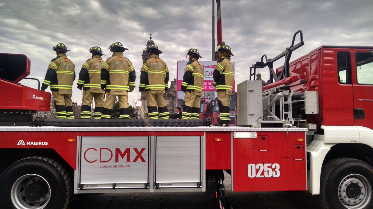 Gracias al Jefe de Gobierno <a href="/ManceraMiguelMX/">Miguel Ángel Mancera</a> por su apoyo y entrega de equipo para modernizar al H C de Bomberos.