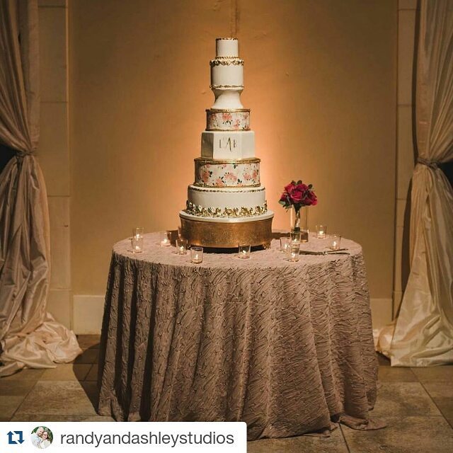 NVLinens's tweet image. Our always-pretty River overlay linen makes for a dramatic setting for a gorgeous cake (and this one is SO pretty!!…