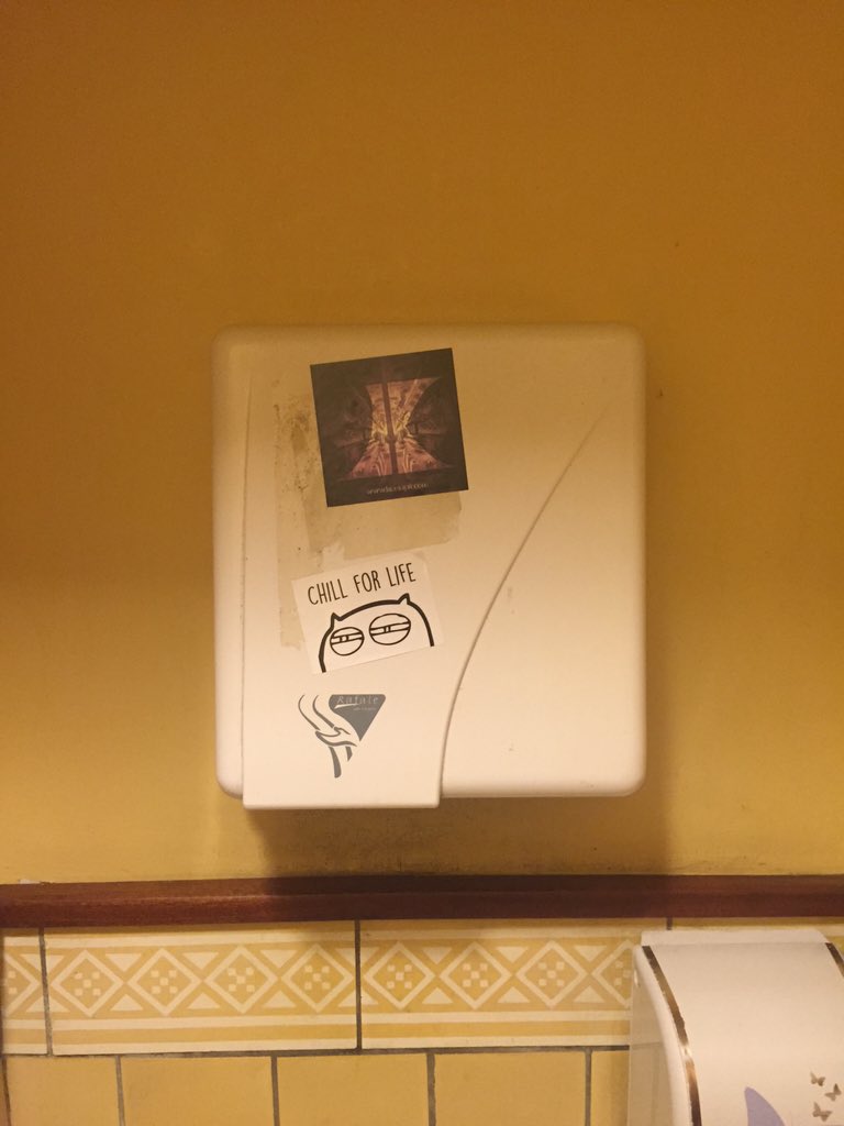 BenDisDonc's tweet photo. @partof_ petit détour aux toilettes du Flanigan's #chillforlife https://t.co/CZsQEGOHmh