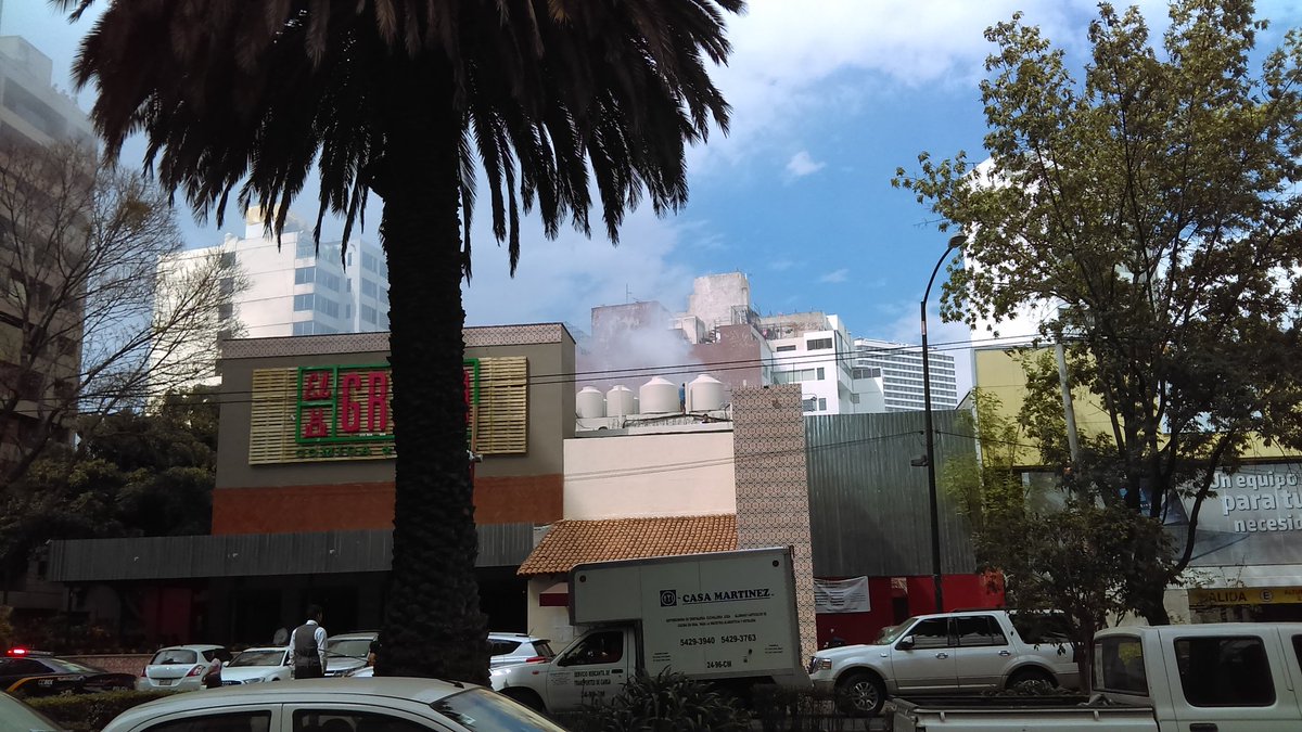 gunnershot's tweet photo. @ApoyoVial incidente en homero a una cuadra antes de mariano escobedo https://t.co/23Nzq4tAEn