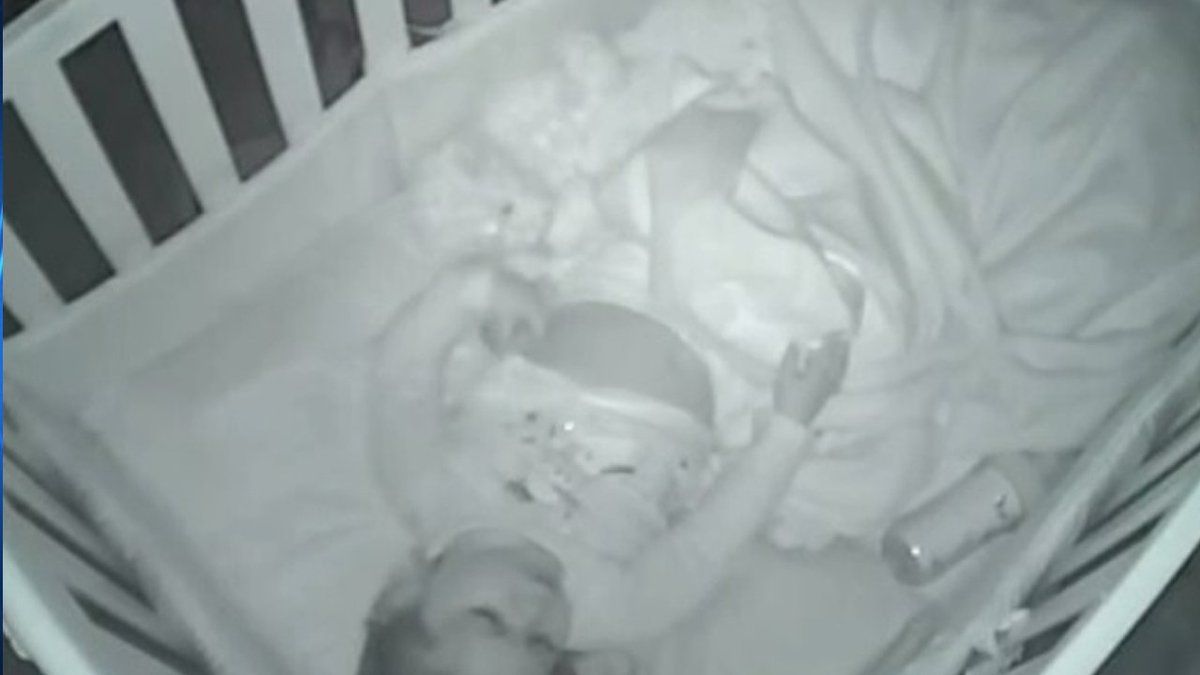Baby monitor catches sweet 2-year-old girl saying prayers in middle of night WATCH VIDEO bit.ly/1TmbUk6?utm_me… https://t.co/6Te43ab5TM