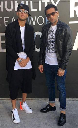 Twitter 上的 サッカーダイジェスト 新着記事 フットボーラーのファッション診断 ネイマール やはりストリート系の若者コーデが似合う T Co Tzfvlfvkki ネイマール Neymar Barca ネイマールゆかり ファッション T Co Ckesfkobmw Twitter