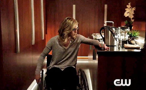 EW's tweet photo. Exclusive: Find out how Felicity deals with being in a wheelchair on @CW_Arrow: https://t.co/cMPzfGmLtq #Arrow https://t.co/GlGpB8Vrr5