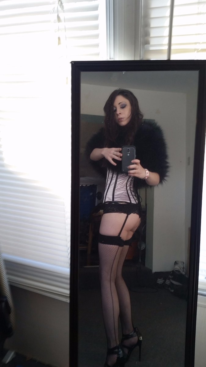 AdorkableAria's tweet photo. Should be on in twenty minutes. Thanks for your patience! It takes time to look this good ;) https://t.co/0pfjM6A2sI