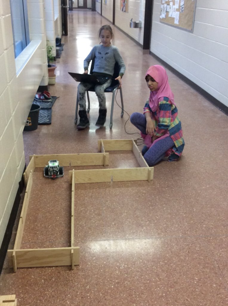 Melissa1Murphy's tweet photo. Monsters &amp; Mazes  #FLL @ForestGlenGator @abellpeel @peel21st @ForestGlen5B https://t.co/wY8zBpzgfU