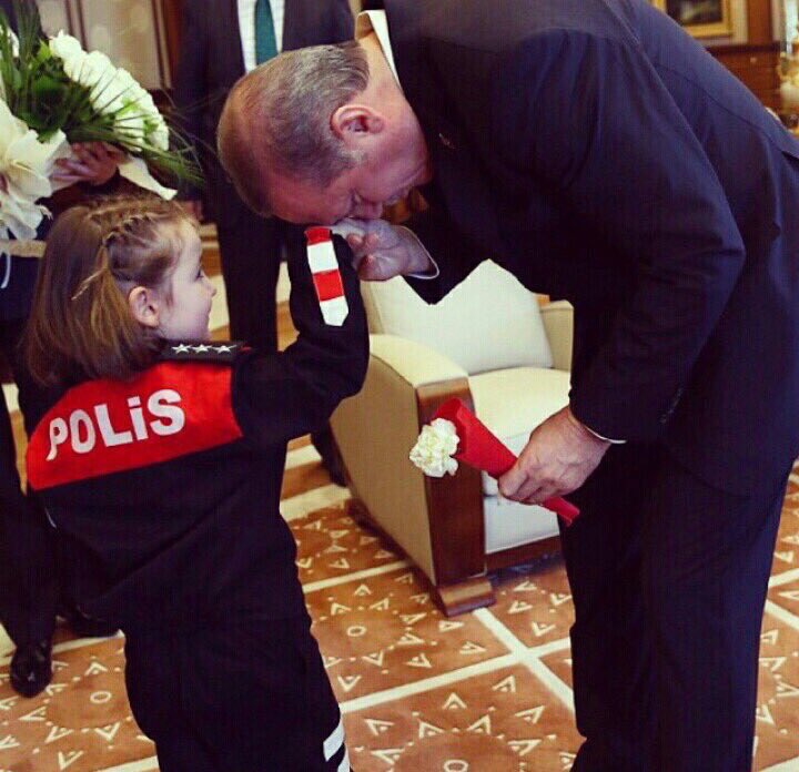 BİZ BU ÜLKE UĞRUNA CANLARINI FEDA EDEN POLİSLERİMİZİN GÖZLERİNDEN,ONLARIN YAVRULARININ ELLERİNDEN ÖPERİZ...