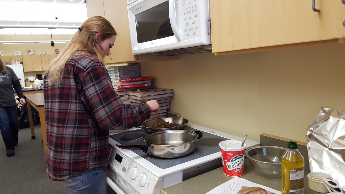Too bad you can't tweet scents!  Cooking club Italian night.  #tooyummy #smellsdelish #GoWO
