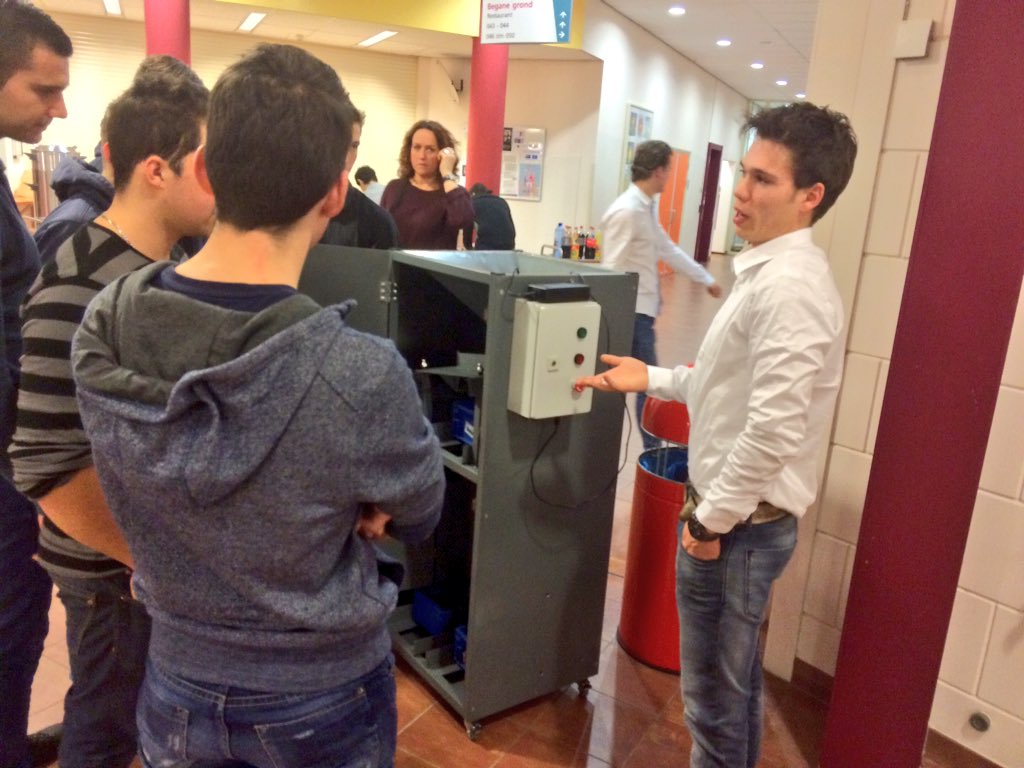 HASinsectlab's tweet image. Studenten Mechatronica van het @rocdeleijgraaf presenteren met trots onze nieuwste aanwinst: de Split Beetle.