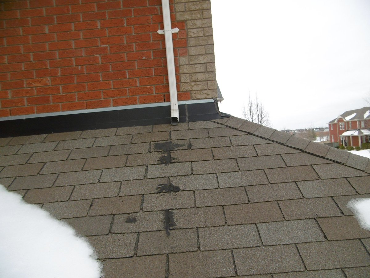 KeyHomeInspects's tweet image. Getting a new roof this spring? Ensure your downspouts xtend to the gutters. Prevent early wear of your new shingles