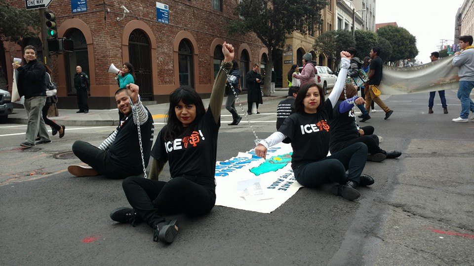 nmasUnivision34's tweet photo. Protesta vs ICE deja 16 arrestos en #SFO #Not1More @CIYJA https://t.co/JoqaIMoPp7 Foto: @Immigrantpower https://t.co/0geHGgqyMw