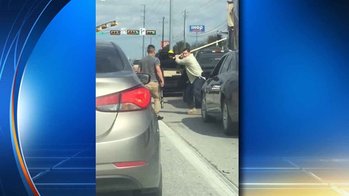 Brutal road rage fight goes viral on Internet.  WATCH VIDEO bit.ly/1PBO83S?utm_me… https://t.co/uv3EgEtE9j