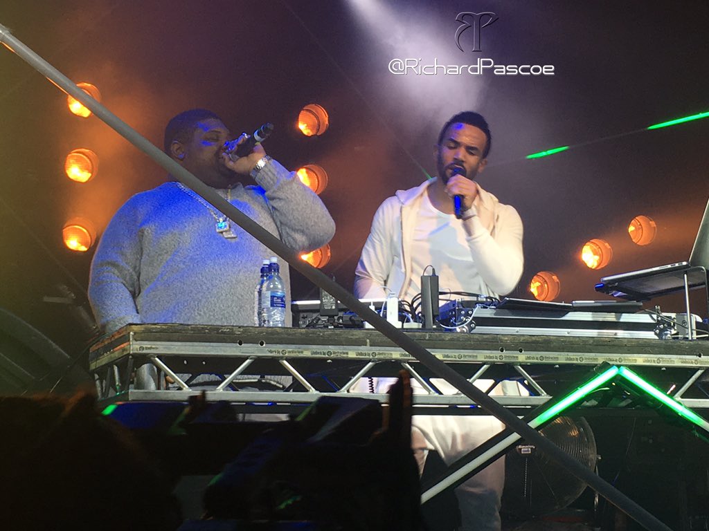 RichardPascoe's tweet photo. @craigdavid & @bignarstie dun the dance at #MTVBrandNew. #electricballroom #MajorLevels https://t.co/wonFFV6o7O