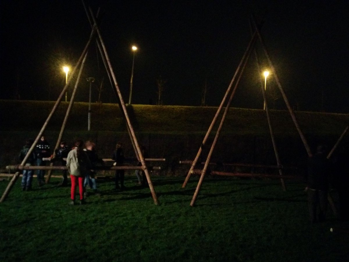 Voorbereiding op slapen op hoogte part 1, oud scouts opbellen hoe een vierpoot ook alweer moet... #discussieleiding