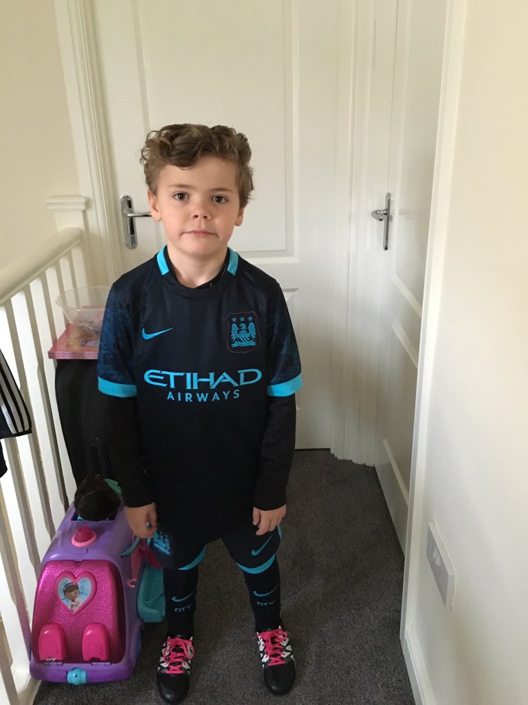 JanineDavison1's tweet photo. Top man city fan #mycarlito #worshipsjoehart @JoeHart_off https://t.co/zrCRa41NX7