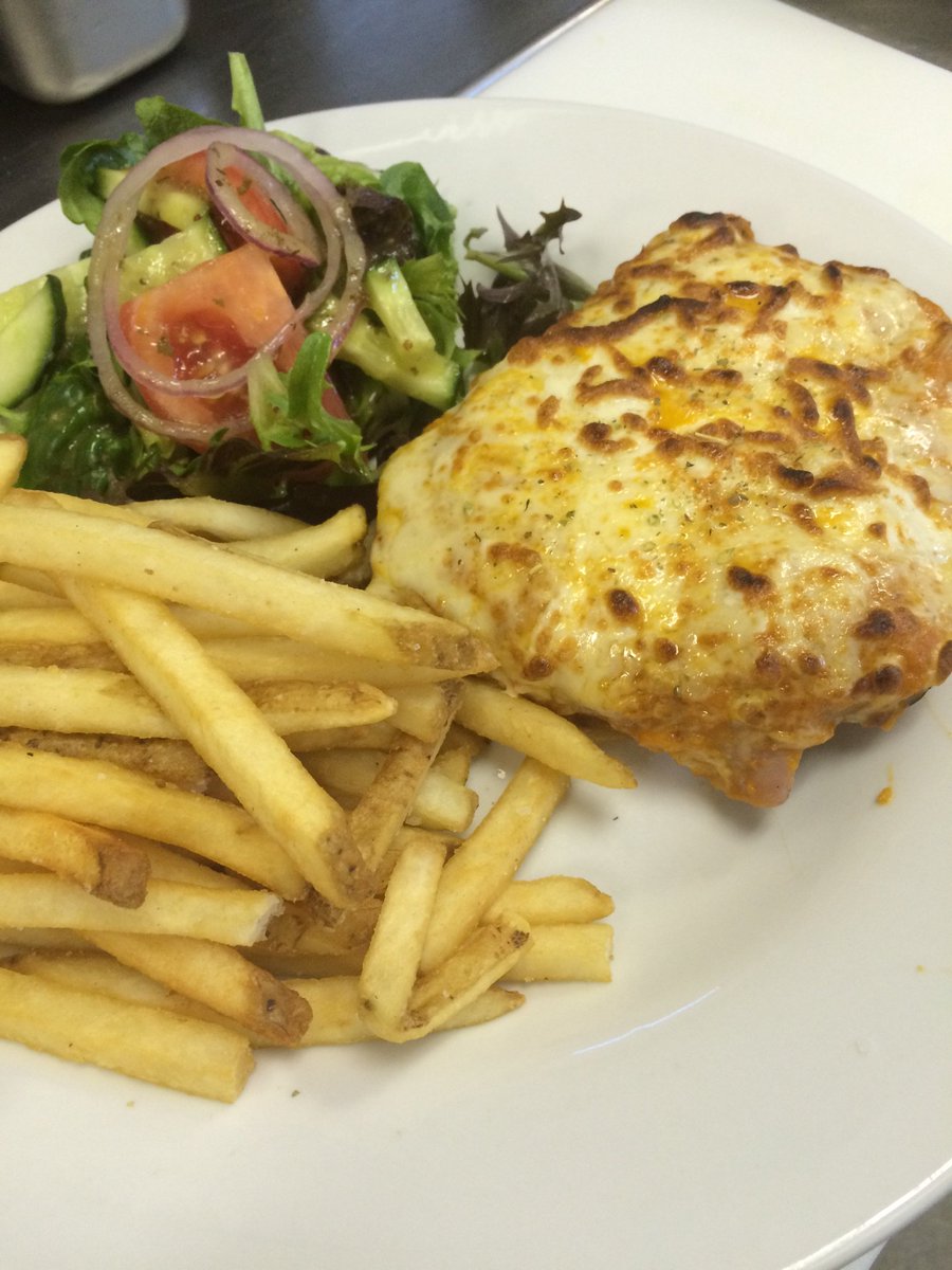 ronniegeeee's tweet photo. @jmckay1979 Chicken Parma - 4 Pizza fries - 0 thank you very much. https://t.co/Q7kNHPbg2L