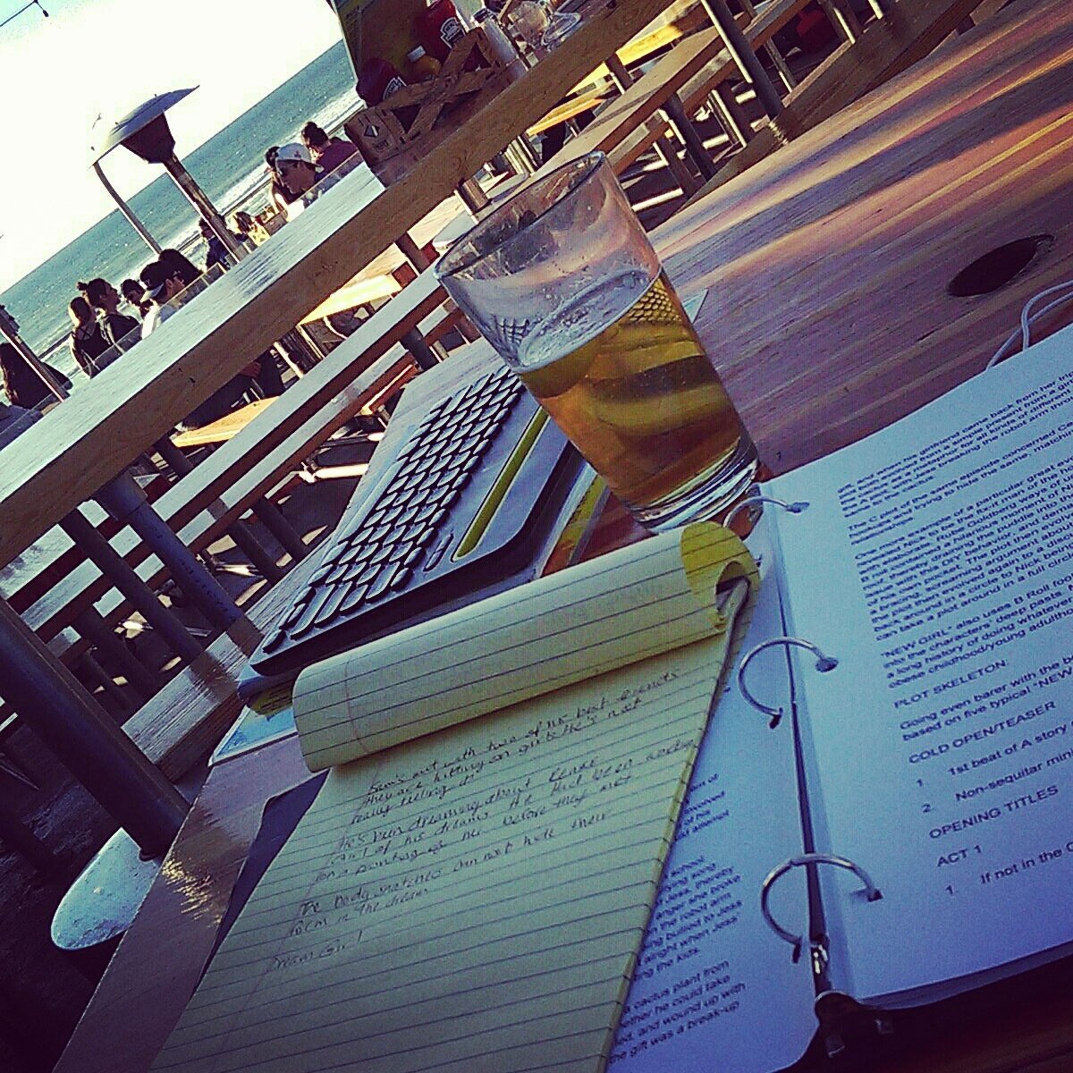 ThatsSoOrson's tweet image. New Girl #specscript, Sandman #pilotscript, a beer and the beach can&apos;t get better than this... #scriptchat