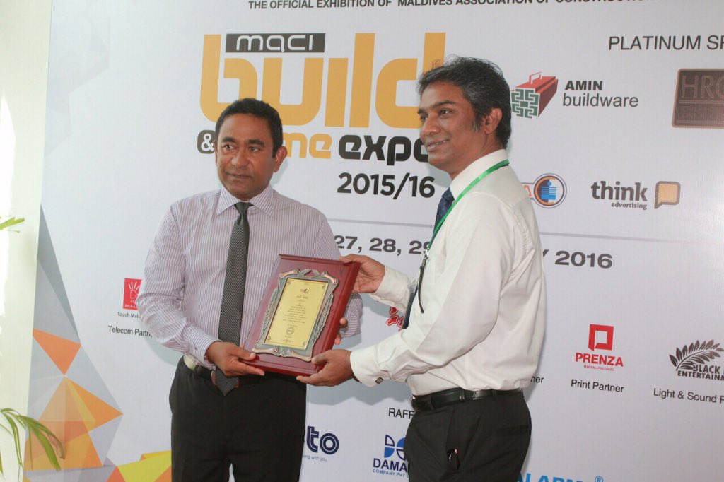 psmnewsmv's tweet photo. MACI presents the Award of appreciation to the President at the inaugural function of the #MACI Build Expo 2015/16 https://t.co/0DEK5JnUnv