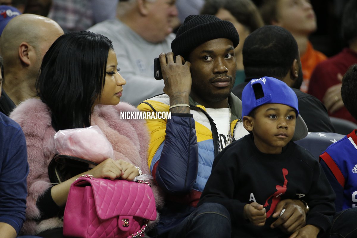 nickiMARAJcom's tweet photo. HQS @NICKIMINAJ &amp; @MeekMill spotted tonight at the 76ers game - https://t.co/PBc2VddGe9 https://t.co/JPp2qOY2xK