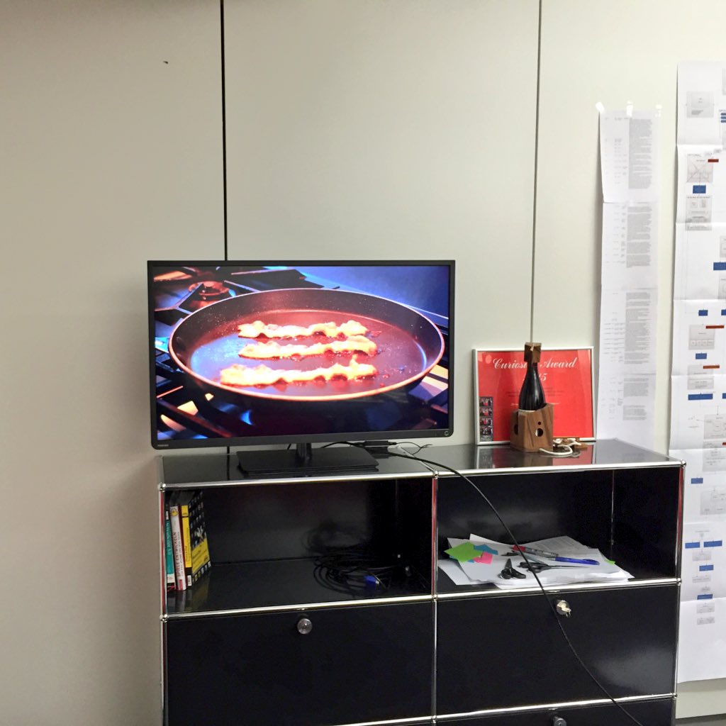 Unser #Ogilvy #Frankfurt #DevTeam #Hackathon ist zu Ende. Bei dem ganzen #Bacon bekommt man richtig Hunger... 😉