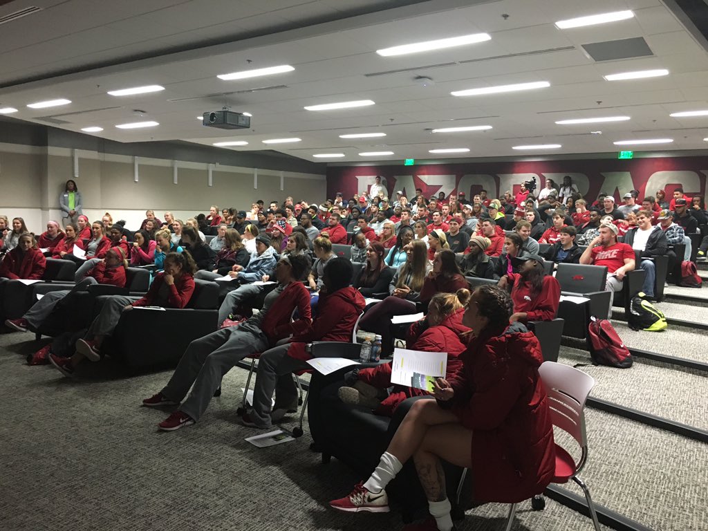 RazorbackSADev's tweet photo. And now a packed house for @EksgroupEric!!! Over 150 freshmen&amp;sophomore SAs learning about financial literacy! https://t.co/Pp3Pzr6PZI