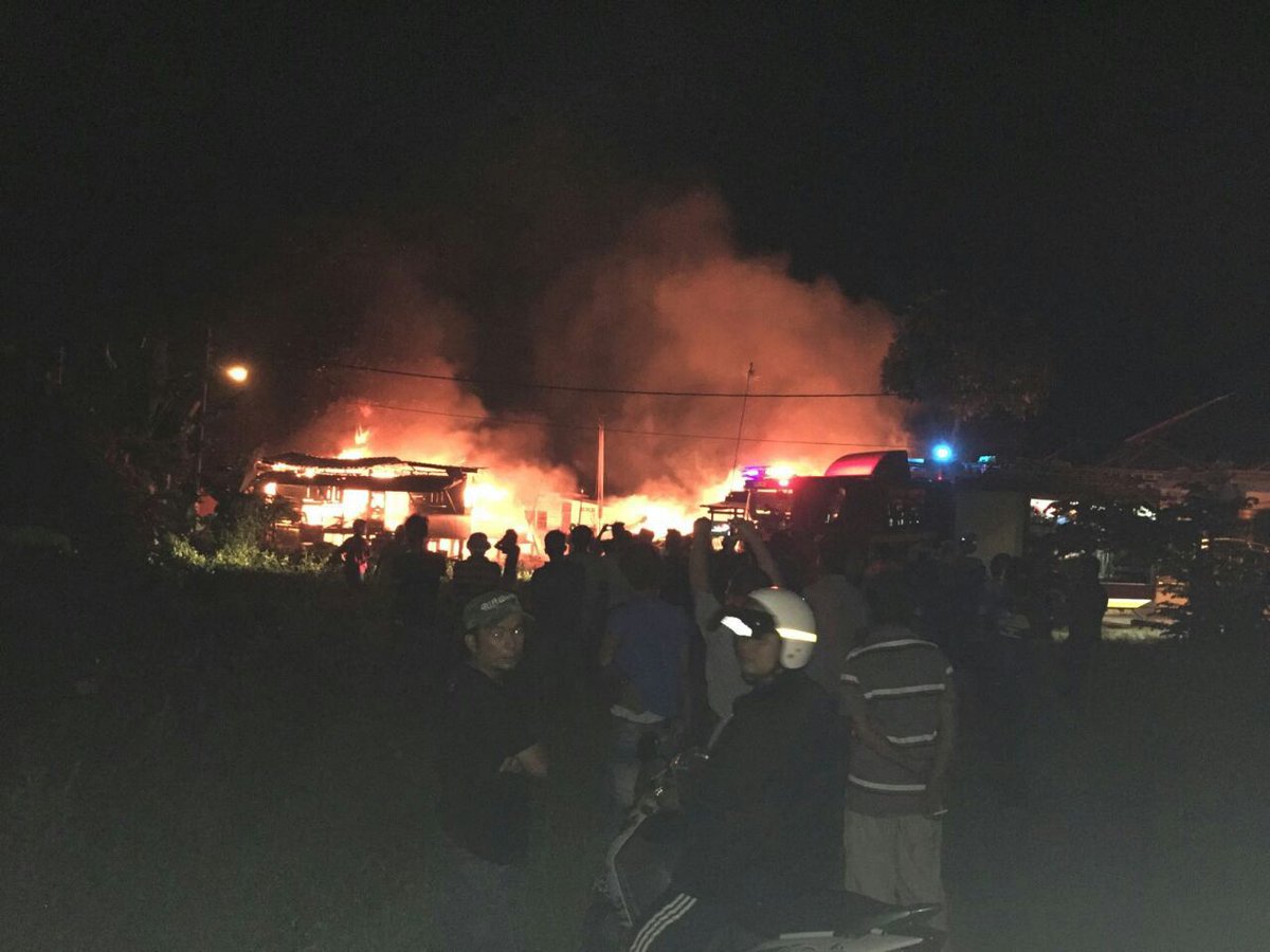 JBPM_official's tweet photo. 26/1/16: KEBAKARAN RUMAH DI JALAN AWANG DAIK, KAMPUNG MERSING KANAN, MERSING 11.36 malam #BOMNA https://t.co/B6g1LdeRRv