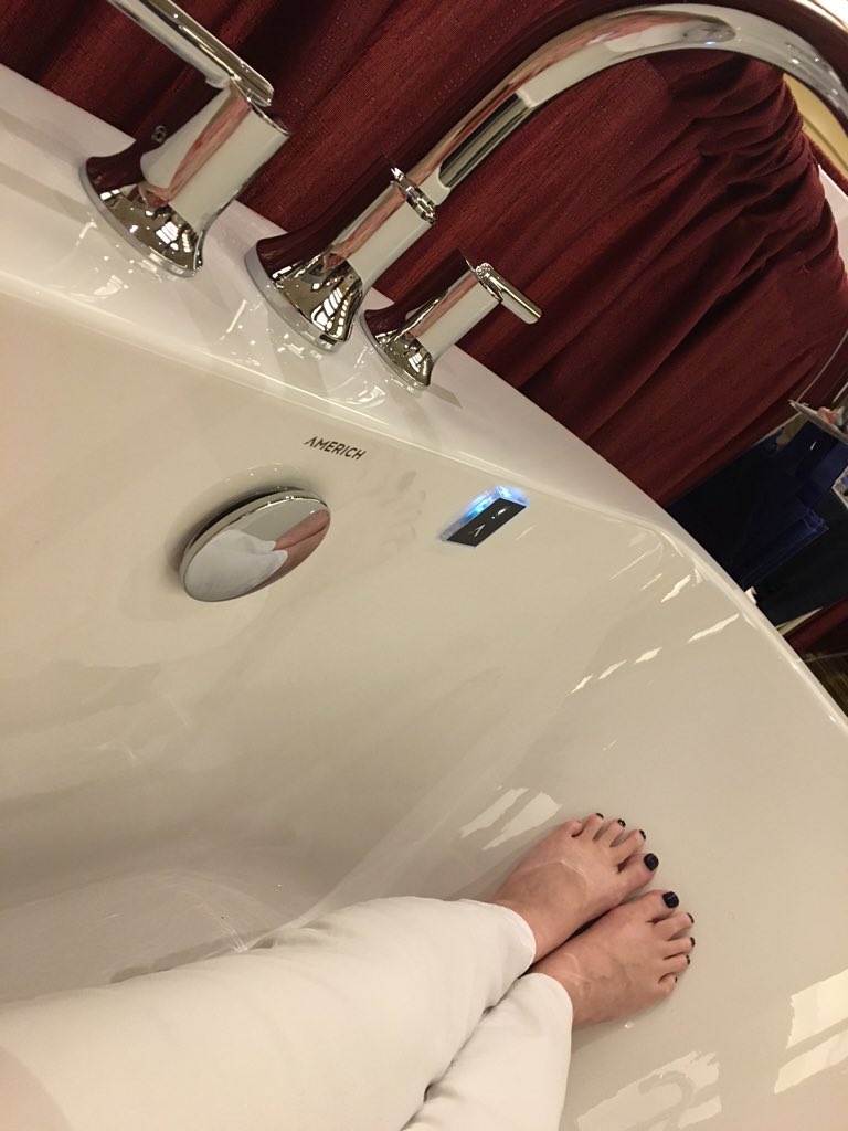 AshleyBBlue's tweet photo. @calfaucets @AmerichCorp @steamtherapy #Aptations #LPG2016 @dpha Its the little things=LUXLIVING https://t.co/kS6akHi19J
