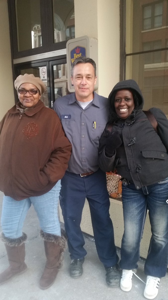 chandraRaechell's tweet image. Cynt and Tracey having fun with the engineering supervisor at the hotel! THESE CHICK'S ARE CRAZY!