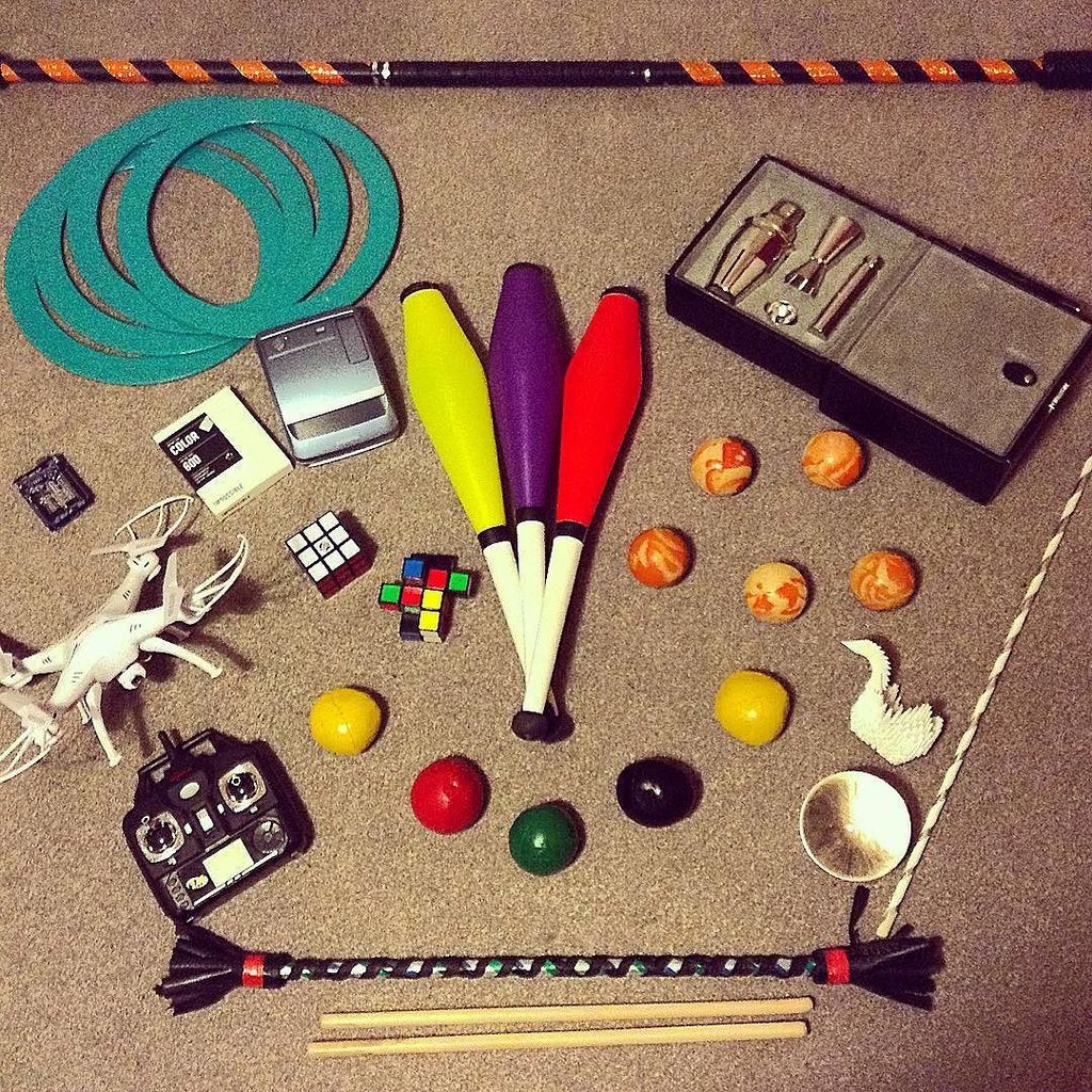 insta_arduino's tweet photo. https://t.co/i1yXEenbTI - Hmmm what to do? 😂 hobby game on point👌
#jugglingballs #juggli… https://t.co/WA9EswRDK6 https://t.co/STGwJKz2Aa