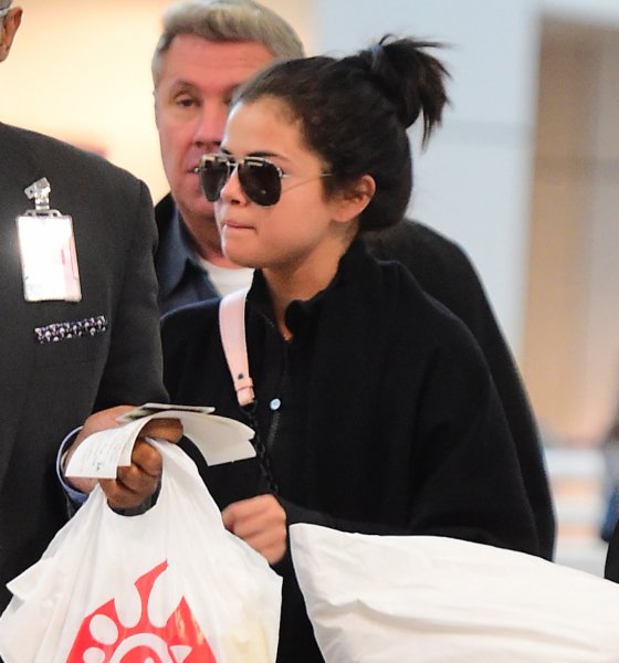 Mega_120's tweet photo. 25/01/16 Selena en el aeropuerto de Nueva York: https://t.co/XXZWgwmPy1