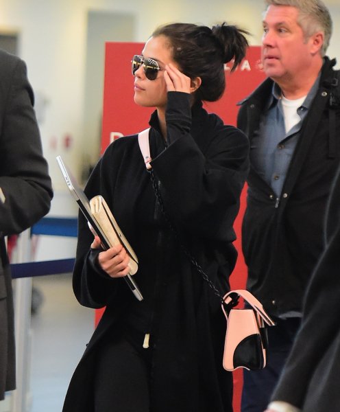 Mega_120's tweet photo. 25/01/16 Selena en el aeropuerto de Nueva York: https://t.co/XXZWgwmPy1
