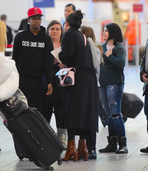 Mega_120's tweet photo. 25/01/16 Selena en el aeropuerto de Nueva York: https://t.co/d13Uj3l07G