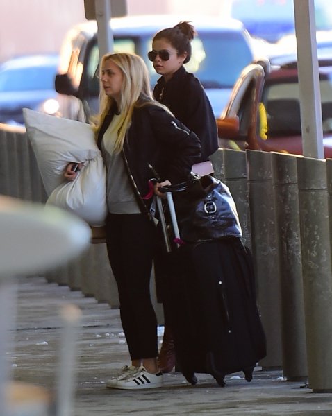 Mega_120's tweet photo. 25/01/16 Selena en el aeropuerto de Nueva York: https://t.co/Xe4VeCSaiF