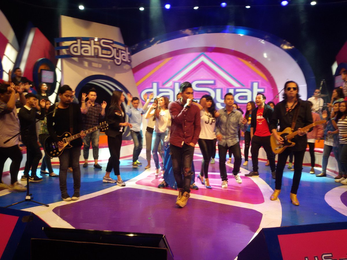 dahSyatMusik's tweet photo. "Pulang Malu Tak Pulang Rindu" by @band_Armada #EuforiaDahsyatnyaAwards2016 https://t.co/SoPzarYYRd
