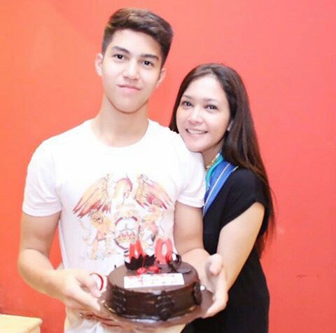 EL JALALUDDIN RUMI (@elluminati_indo) on Twitter photo Happy bday, bunda cantik. Sehat terus ya bun, panjang umur, sukses karirnya, bahagia terus. Aamiin. <a href="/MAIAsangJUARA/">MAIA ESTIANTY THE QUEEN</a> 😘 Happy bday, bunda cantik. Sehat terus ya bun, panjang umur, sukses karirnya, bahagia terus. Aamiin. <a href="/MAIAsangJUARA/">MAIA ESTIANTY THE QUEEN</a> 😘