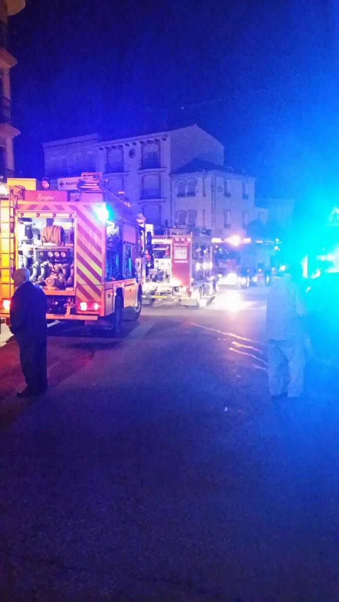 MalagaUrgente's tweet photo. 2 heridos y edificio desalojado por #incendio de piso esta madrugada en avda. de España #AlhaurínDeLaTorre (#Málaga) https://t.co/mlg7GVI9HJ