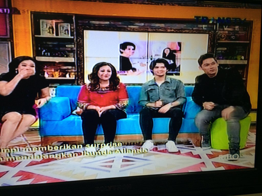 <a href="/alysyarief/">Aliando Syarief.</a> <a href="/aly_thefreaks/">Aliando The Freaks</a> Dapet surprise dr <a href="/rumpi_ttv/">Rumpi (No Secret!)</a> yg mendatangkan @resirefado Mama Aliando #AliandoOnRumpiTTV