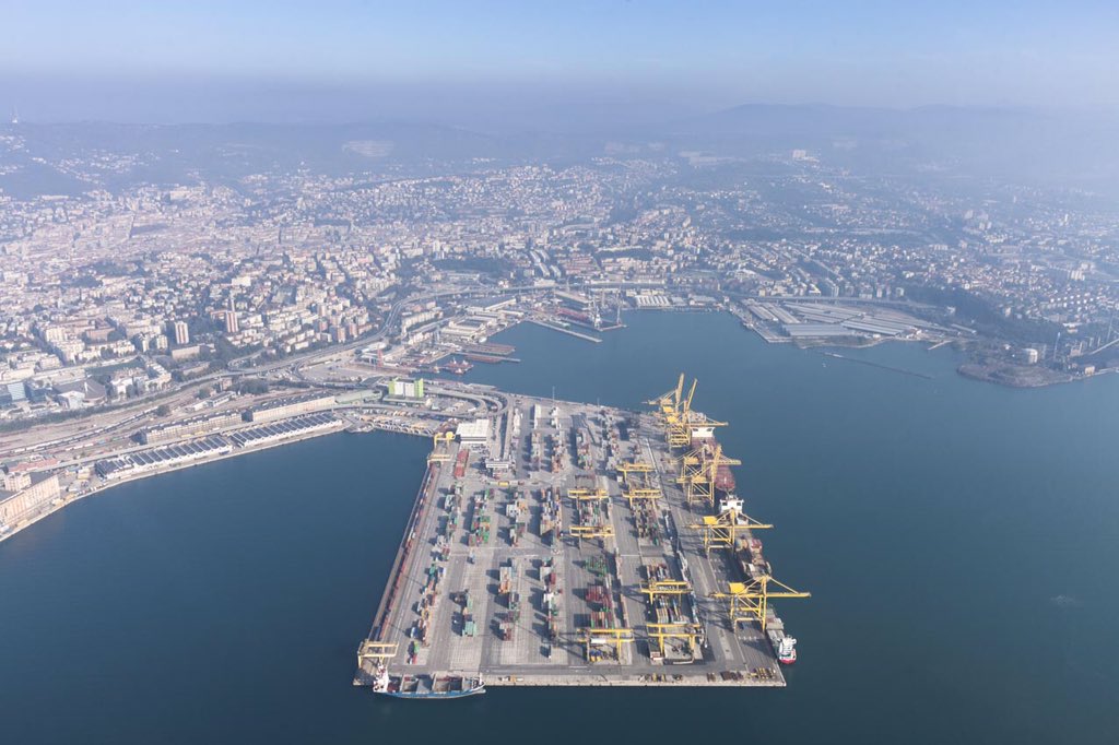 PortodiTrieste's tweet photo. Tutta un'altra vista da quassù che ne dite? #PortodiTrieste #MoloVII #container #TriesteSocial #DiscoverTrieste https://t.co/lUVVIGBDaB