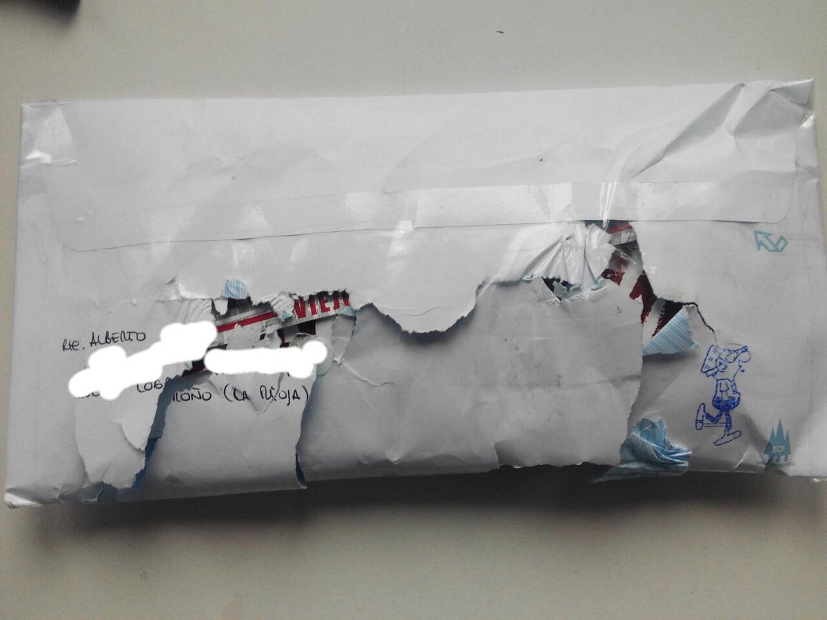 Takelberry1's tweet photo. @Correos precios cada vez más caros, servicio cada vez más lamentable. Entregar cartas así es de vergüenza.RT https://t.co/GeGlGZDxKz