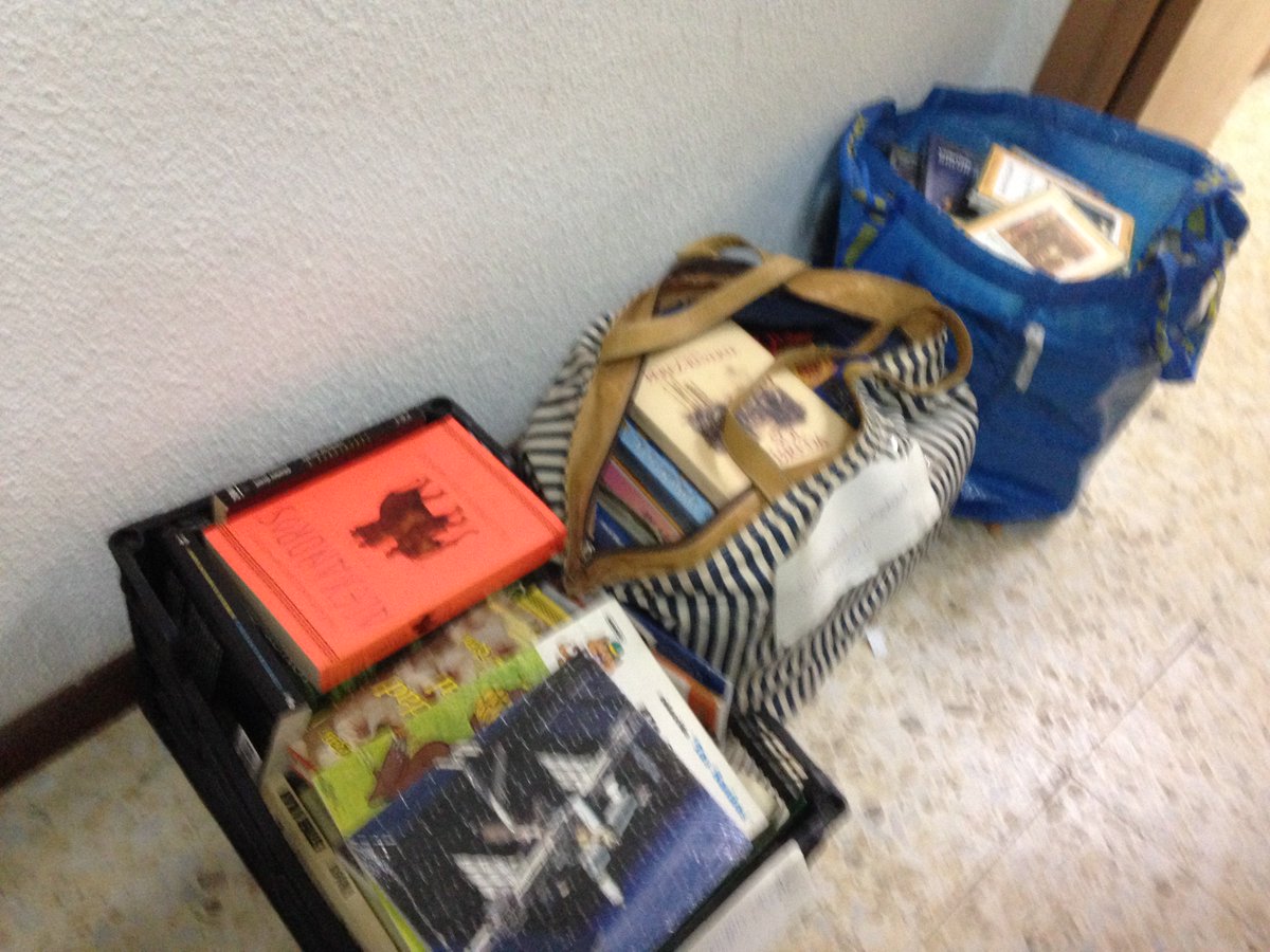 En diciembre donamos cajas de juguetes y libros que nos sobraron del Mercadillo Solidario pasado. :D #buenaaccion