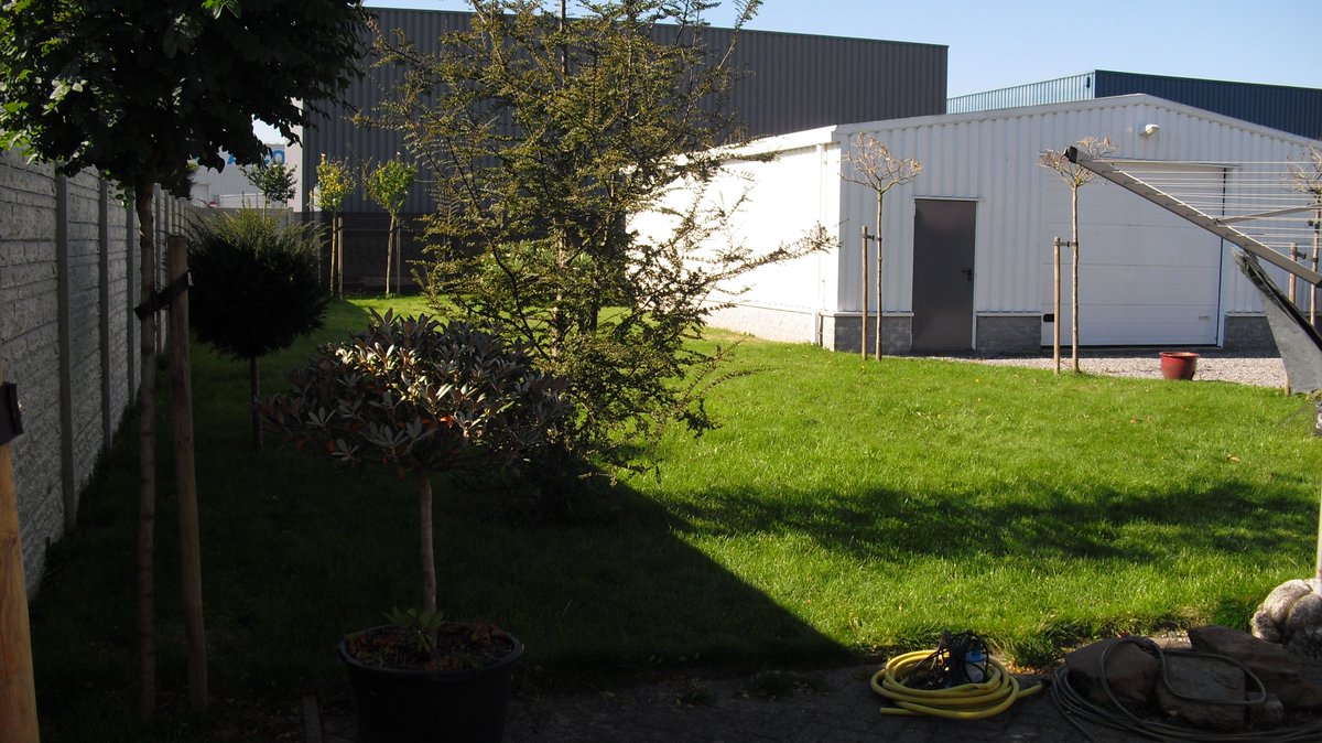 GertJanSchouwen's tweet image. Huidige situatie en 3D voorstelling van het tuinontwerp. Van een industrieterrein naar een groene oase met zwembad.