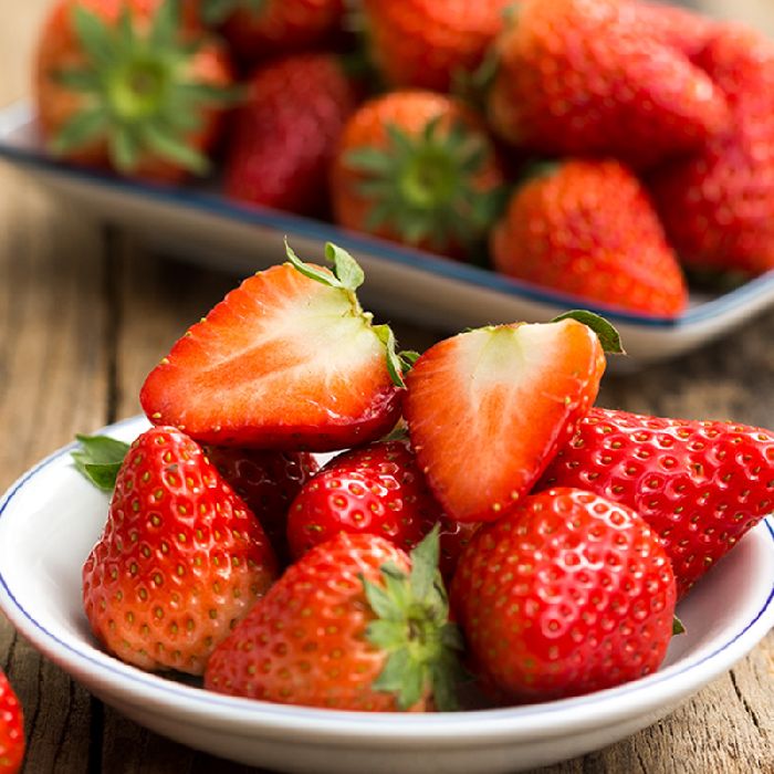 TableLifeChina's tweet image. Fresh, ripe strawberries. ¥35 for 410g. You can pre-order them right here: ow.ly/XzPm1 #tastemore