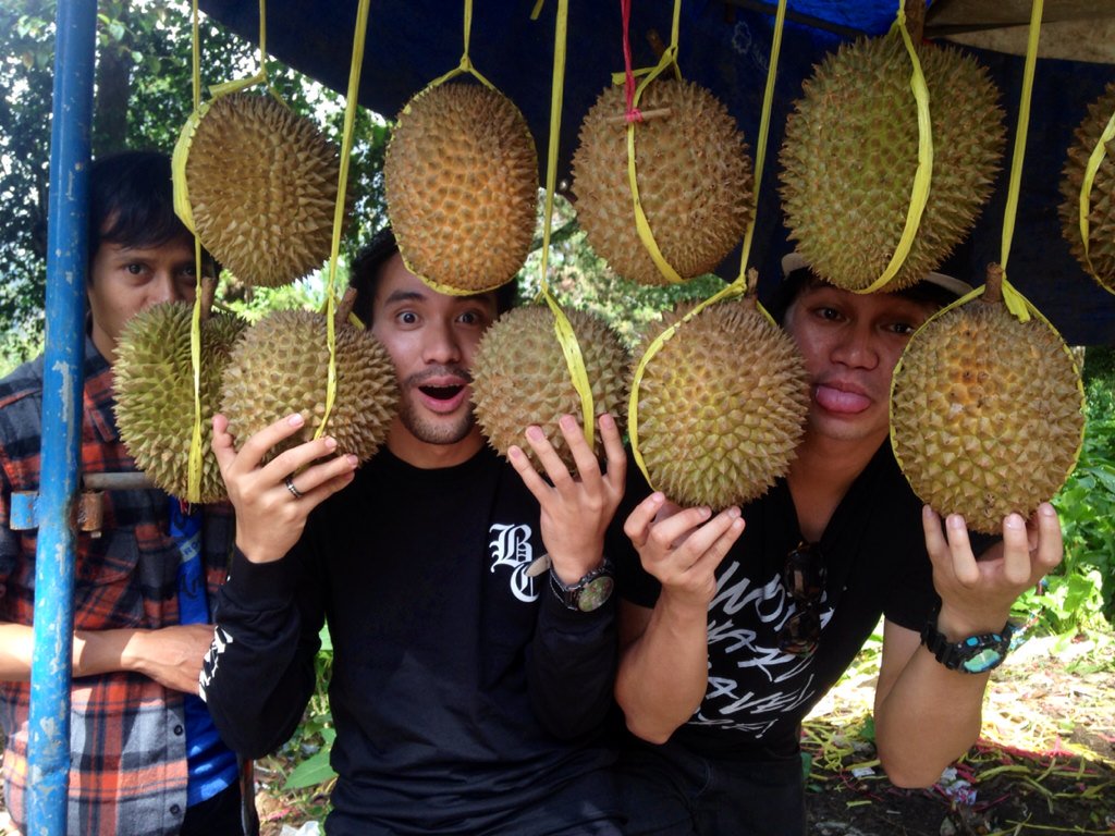 RonsImawan's tweet photo. The best part of picnic. Mencintai duren = mencintai hidup. @danu_sofwan @nuunhydration @IonJuversib @WibiAnhari https://t.co/HvXn2YdjpA