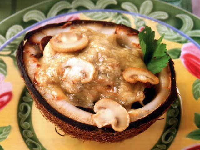 Делаем жаркое прямо в кокосовых половинках gribic.ru/dishes_from_mu… #жаркое #кокос #грибы